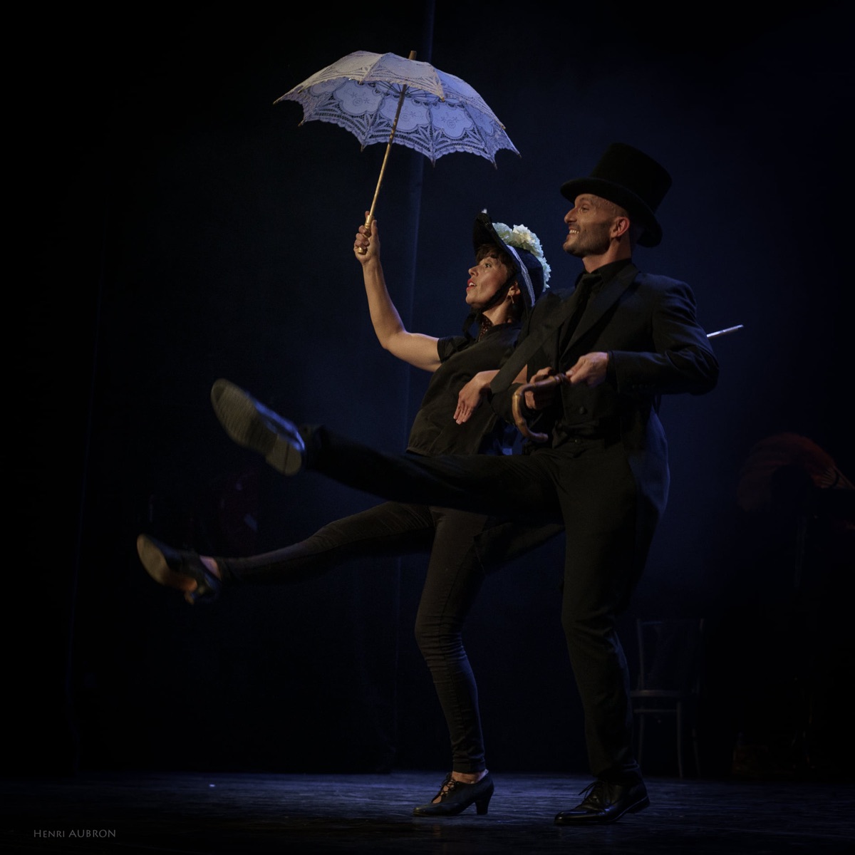 Couple de danseurs avec ombrelle et chapeau haut de forme