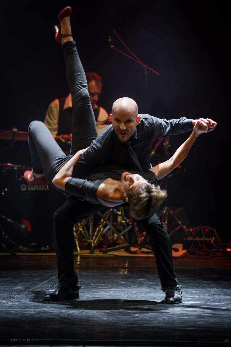 Figure de Lindy Hop, portée entre les deux danseurs