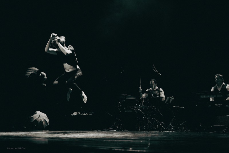 Saut aérien d'un danseur, photographie en noir et blanc