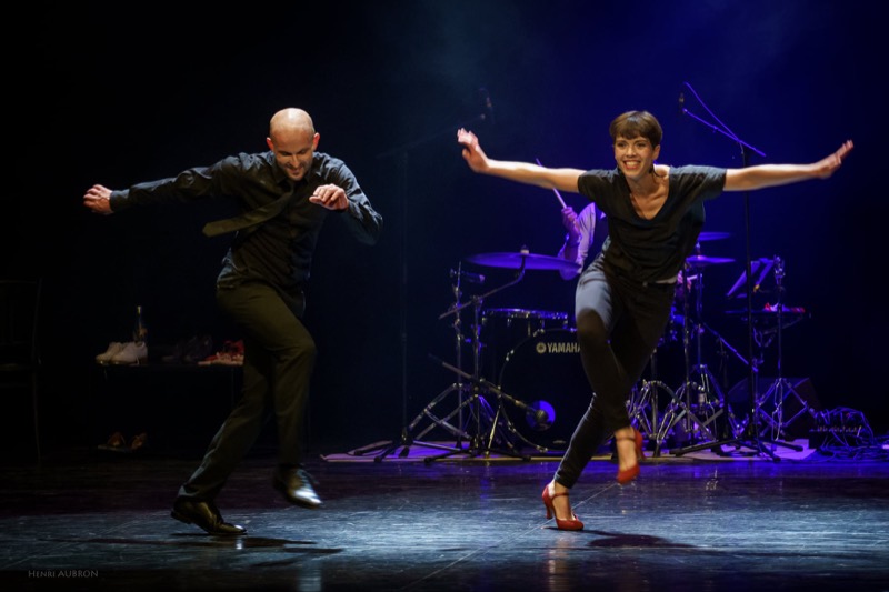 Les deux danseurs bras ouverts, en pleine énergie