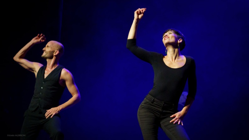 Les danseurs en miroir sur fond bleu profond