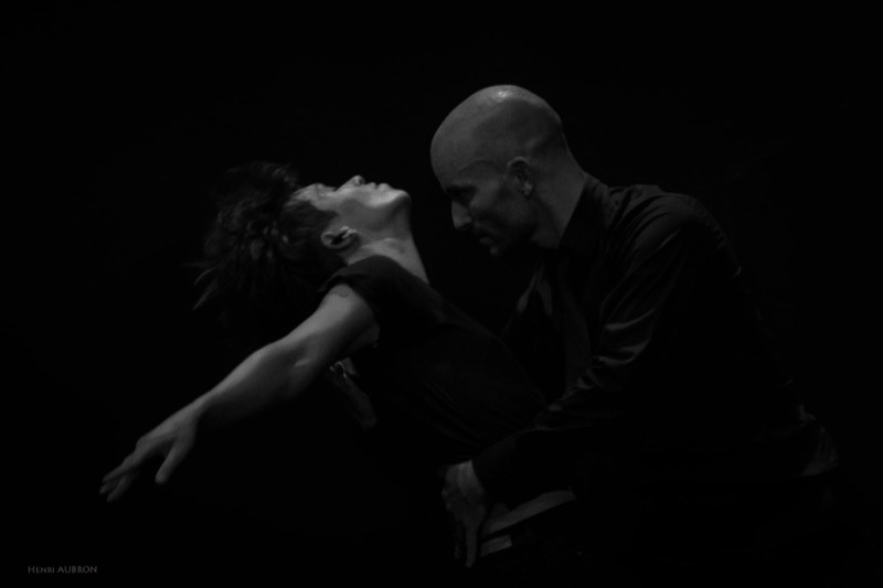 Portrait rapproché du couple de danseurs, noir et blanc