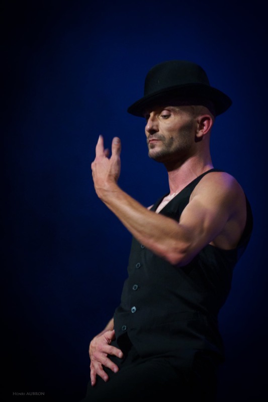 Portrait d'un danseur au chapeau, lumière bleue