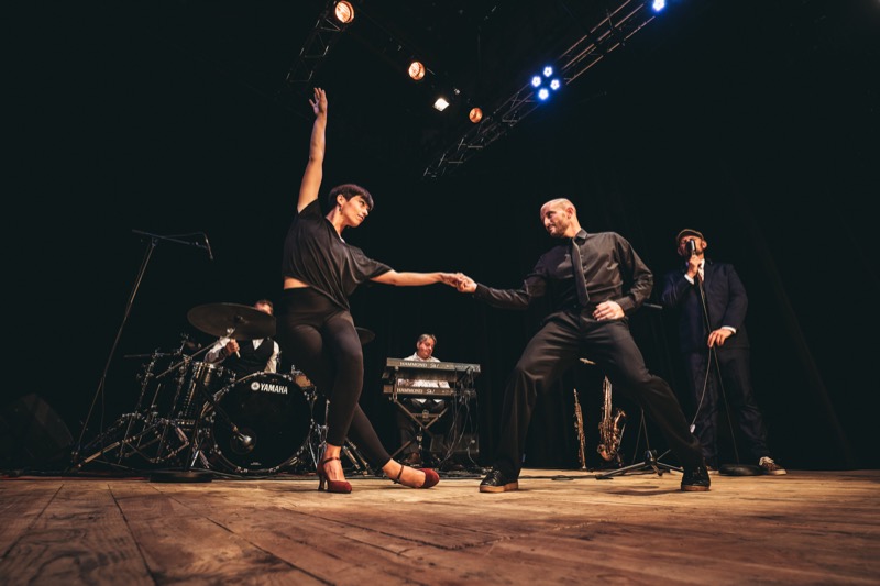 Trois artistes sur le plateau, batterie en fond
