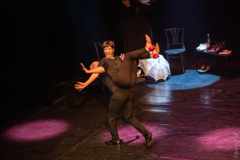 Tableau avec éventail de plumes et costume de scène
