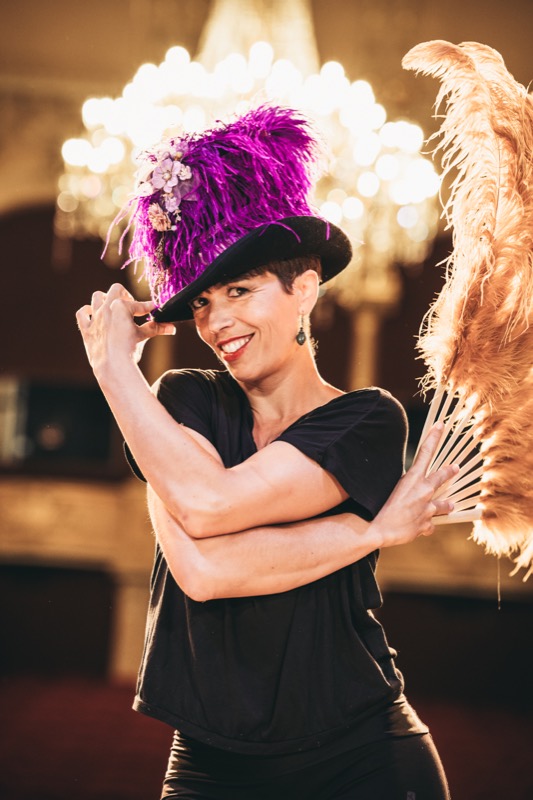 Portrait de la danseuse au chapeau à plumes