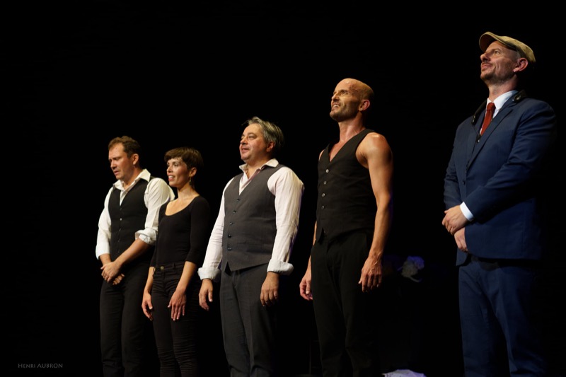 Les cinq artistes saluent le public
